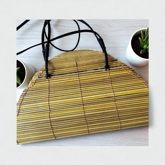 Mango beautiful purse and ⛳️excellent to wear on your vacation - Picture 2 of 4